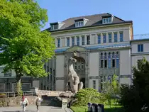 Der Eingang zum Aquarium Berlin mit der lebensgro�en Nachbildung eines Dinosauriers (Iguanodon) aus der Kreidezeit. (April 2018)