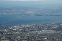 Blick aus dem Flugzeugfenster auf Lissabon. Unten im Bild der internationale Flughafen Humberto Delgado, oben der Militrflugplatz Montijo. (Januar 2017)