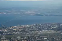 Blick aus dem Flugzeugfenster auf Lissabon. Unten im Bild der internationale Flughafen Humberto Delgado, oben der Milit�rflugplatz Montijo. (Januar 2017)