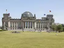 Der Bundestag / das Reichstagsgeb�ude gesehen von der Paul-L�be-Allee am 06. Juni 2018.