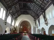 Arvika, Ev. Dreifaltigkeitskirche, Kanzel und Altarumrahmung von Ola Eriksson, Altarbild von Bj�rn Ahlgrensson, Taufstein mit Silberschale von Bror Sahlstr�m (30.05.2018)