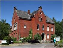 Neuhaus (Oste). Das ehemalige Amtsgerichtsgebude wurde 1896 eingeweiht und bis 1973 als solches genutzt. Im Gebude befand sich bis 1970 auch ein kleines Gefngnis. Heute wird das Gebude privat genutzt. 06.06.2018