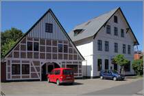 Neuhaus (Oste). Die traditionsreiche Schnapsbrennerei Ulex (links) betreibt seit 2005 auch ein Brauhaus im Nachbargebude. 06.06.2018