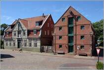 Neuhaus (Oste). Gegenber dem ehemaligen Zollamt steht der historische Kornspeicher, links daneben das Wohn- und Kontorhaus des Kornkaufmanns. 06.06.2018