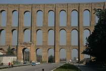 Unter dem Acquedotto Carolino verlaufen SS 265 von Maddaloni nach Telese, eine Nebenstra�e nach Santa Lucia und Valle di Maddal sowie die Bahnlinie Caserta-Benevento. Siehe auch:
http://www.bahnbilder.de/name/einzelbild/number/171121/kategorie/suchen/suchbegriff/Andr%E9+Breutel.html