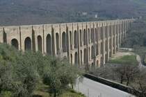 Das Acquedotto Carolino wurde von M�rz 1753 bis Mai 1762 erbaut. Am 07. Mai 1762 wurde es vom Borbonen K�nig Karl III eingeweiht. Das Bauwerk ist 529m lang und 55,80m hoch. Es besteht aus 89 B�gen. (19, 27, und 43 in den Ebenen 1, 2 und 3) Seit dem 07.12.1997 steht es auf der UNESCO Welterbe-Liste.