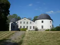 Norrt�lje, Schloss Penningby, auf die 2 unteren mittelalterlichen Geschosse aus dem 15. Jahrhundert wurden im 16. Jahrhundert 2 Geschosse aus Backstein gesetzt. Die wuchtigen T�rme wurden vor 1550 erbaut (03.06.2018)