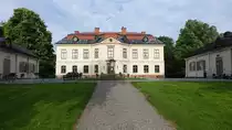 Schloss Sturehov. Das zweigeschossige Hauptgeb�ude ist ein typisches Beispiel f�r den gustavianischen Stil. Das Schloss wurde in den 1780er Jahren nach Pl�nen des Architekten Carl Fredrik Adelcrantz erbaut (04.06.2018)