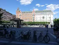 Stockholm, Geb�ude und Palmhuset am Norrmalmstorg Platz (04.06.2018)
