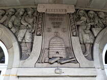 Hamburg am 4.4.2018: Inschrift ber dem frheren Haupteingang der ehemaligen Volksschule Imstedt 18-20, erbaut 1905-1906, Architekt Carl Johann Christian Zimmermann, Hamburg, seit 2017 Schule Imstedt als zweiter Standort der Ilse-Lwenstein-Schule /