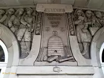 Hamburg am 4.4.2018: Inschrift �ber dem fr�heren Haupteingang der ehemaligen Volksschule Imstedt 18-20, erbaut 1905-1906, Architekt Carl Johann Christian Zimmermann, Hamburg, seit 2017 Schule Imstedt als zweiter Standort der Ilse-L�wenstein-Schule /