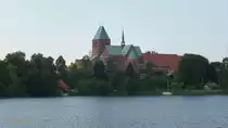 Ratzeburger Dom am 31.5.2018, Blick vom See /  Der von Heinrich dem L�wen gestiftete Dom liegt auf dem h�chsten Punkt der Altstadtinsel,  Grundsteinlegung 1154, Bauzeit 1160 bis 1380 /