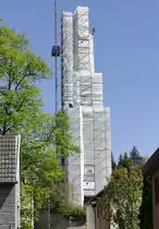 Nicht Christo, sondern Handwerker als Verpackungskünstler der St. Bartholomäuskirche in Kirspenich - 04.05.2018