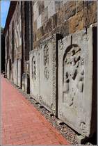 Nordenham. An der Auenwand der St. Laurentius-Kirche im Stadtteil Abbehausen sind etliche Grabsteine und Grabplatten aus frheren Jahrhunderten aufgestellt und angelehnt worden. 28.06.2018 