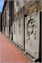 Nordenham. An der Au�enwand der St. Laurentius-Kirche im Stadtteil Abbehausen sind etliche Grabsteine und Grabplatten aus fr�heren Jahrhunderten aufgestellt und angelehnt worden. 28.06.2018 