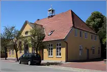 Ovelg�nne. Die Martinskirche wurde 1809 errichtet. Sie ist eine im Oldenburger Land einzigartige Stra�enkirche. Beidseits des Kirchsaals sind Schulstuben, Lehrer- und K�ster- bzw. Pfarrerswohnung angegliedert. 30.06.2018