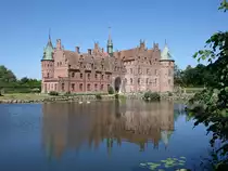 Schloss Egeskov, das noch mittelalterlich gepr�gte Bauwerk wandelte sich im Laufe seiner Geschichte von einer �u�erlich sp�tgotischen, innen schon im Stil der Renaissance gestalteten Wasserburg zu einem wohnlichen Landschloss, erbaut bis 1554 durch Reichsmarschall Frands Brockenhuus (06.06.2018)