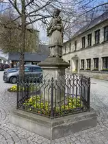 Teuschnitz, Sandstein Statue des heiligen Johannes Nepomuk von 1753 (14.04.2017)