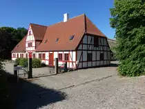 Svendborg, Geb�ude des Zuchtbetriebs bei Schloss Hvidkilde (06.06.2018)