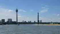 Blick �ber den Rhein auf die Rheinkniebr�cke. (D�sseldorf, Juni 2018)