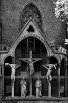 Die historische Figurengruppe  Der Kalvarienberg  an der Kirche St. Lambertus Ende Juni 2018 in der Altstadt von Dsseldorf.