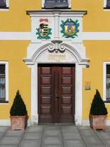 Stadtwappen und schsisches Wappen von 1703 ber der Pforte am Rathaus in Neustadt (Sachsen); 27.02.2008
