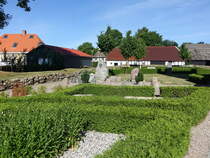 Torrild, Denkmal fr C. P. Vinther am Friedhof (07.06.2018)
