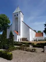 Tirstrup, wei�gekalkte Backsteinkirche, erbaut 1465 (07.06.2018)