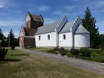 Auning, Ev. Kirche, erbaut aus Granitquadern und Feldsteinen, Langhaus erweitert 1616, Grabkapelle von 1700 (07.06.2018)