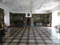 Auning, Rittersaal im Schloss Gammel Estrup, die Wnde sind mit acht gewebten Wandteppichen aus dem spten 16. Jahrhundert geschmckt, Stuckdecke von 1728 (07.06.2018)