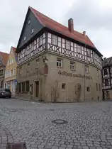 Kronach, Gasthaus zum Scharfen Eck. Dreigeschossiger Satteldachbau mit verschiefertem Giebel in Ecklage, erbaut im 16. Jahrhundert (15.04.2017)