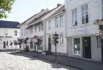 Wei�e Holzh�user an Johnstons Gate in Mandal (S�rlandet - Norwegen). Aufnahme: 1. Juli 2018.