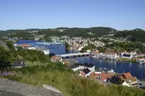 Die Kleinstadt Mandal vom Aussichtspunkt Uranienborg aus gesehen. Im Zweiten Weltkrieg waren in der Umgebung bis zu 2000 Soldaten stationiert, deren Bunker und Sch�tzengr�ben zum Teil noch zu sehen sind.
Aufnahme: 1. Juli 2018.