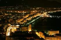 Ob Tag oder Nacht. Eine Fahrt auf der Autostrada oberhalb von Salerno ist ein Erlebnis. Hier wurden einige Rastpltze mit Aussichtspunkten auf die Stadt eingerichtet.