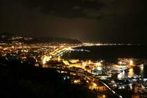 Ob Tag oder Nacht. Eine Fahrt auf der Autostrada oberhalb von Salerno ist ein Erlebnis. Hier wurden einige Rastpltze mit Aussichtspunkten auf die Stadt eingerichtet.