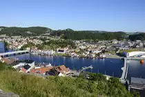 Mandal, Norwegen - Stadtviertel Svinebakken vom Aussichtspunkt Uranienborg aus gesehen. Aufnahme: 1. Juli 2018.