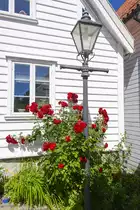 Alte Stra�enlaterne in der Gasse S�mmesmauet in der Stavanger Altstadt (�Gamle Stavnger�) in Norwegen. Aufnahme: 2. Juli 2018.