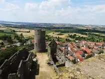 BLICK VOM BERGFRIED DER RUINE M�NZENBERG/HESSEN
Am 23.7.2018 f�llt der Blick vom unteren der zwei m�chtigen Burgfriede auf die Ruine,die Stadt zu ihren F��en
und die Landschaft der WETTERAU im Hintergrund....errichtet wurde die Burg,eine der
bedeutendsten romanischen Burganlagen Deutschlands,um 1160 durch KUNO I. VON HAGEN-
ARNSBURG,vermutlich im Auftrag von KAISER FRIEDRICH I. BARBAROSSA....eine wahrlich
beeindruckende Anlage.....