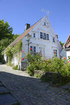 Ein Haus in Gamle Stavanger in der Stadtmitte, hinter dem Hafen (Vgen). In dem Stadtteil sind mehrere Galerien und Kunsthandwerker zuhause.
Aufnahm: 2. Juli 2018.