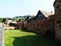 B�DINGEN/HESSEN-ZEITREISE IN DIE VERGANGENHEIT
 Ein St�ckchen Mittelalter,gezeigt von seiner attraktivsten Seite ,urteilte ALBERT EINSTEIN nach seinem
Besuch in der hessischen Stadt 1952....
Am zweit�rmigen  JERUSALEMER TOR  l�uft die vollst�ndig erhaltene Stadtmauer zusammen,dahinter
wechseln an den gepflasterten Stra�en Stein- und Fachwerkh�user aus 6 Jahrhunderten einander ab....
hier ist die Vergangenheit wirklich lebendig,am 23.7.2018