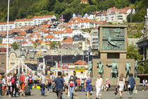 Blick auf Bergen Zentrum in nrdlicher Richtung. Das Foto ist inder Fugangngerzone Torgallmenningen aufgenommen. Aufnahme: 10. Juli 2018.