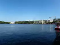 Hamburg am 13.7.2018: Blick vom Jungfernstieg �ber die Binnenalster zum Ballindamm /