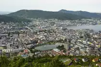 Blick vom Fl�yen auf Bergen, die mit 279.000 Einwohnern (Stand 2017) die zweitgr��te Stadt Norwegens ist. Aufnahme: 11. Juli 2018.