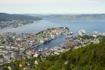 Blick vom Fl�yen auf Bergen. Fl�yen oder Fl�yberg ist einer der sieben Berge der norwegischen Stadt Bergen. Das Bergplateau liegt auf einer H�he von 399 Meter, direkt oberhalb des Stadtzentrums. Aufnahme: 11. Juli 2018.