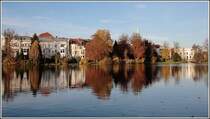 Der Mhlenteich in Lbeck liegt in schnen Herbstfarben da. Aufnahmedatum: 16.11.2006