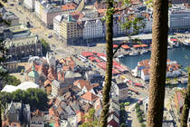 Bergen - Norwegen: Das Viertel um Target vom Flysvingene im Wald bei Flyen aus gesehen. Aufnahme: 11. Juli 2018.