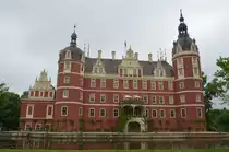 Das Neue Schloss im F�rst-P�ckler-Park Bad Muskau.  Am 12.05.2018
Der F�rst-P�ckler-Park Bad Muskau, ein Landschaftspark in der Oberlausitz. Mit einer Gesamtfl�che von 830 Hektar. Sch�pfer Hermann F�rst von P�ckler-Muskau ist das Neue Schloss Muskau. Der im Weltkulturerbe befindliche Park ist das einzige s�chsische Welterbe und eine der wenigen staaten�bergreifenden Welterbest�tten. 
