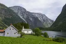 Wohnhaus und Kirche im Dorf Bakka an der N�r�yfjorden i Norwegen. Aufnahme: 15. Juli 2018.