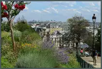 Vom H�gel Montmartre bietet sich ein sch�ner Blick auf Paris. Hier zu sehen der Blick Richtung Osten zum Stadtteil Quartier d'Am�rique. (17.07.2018)