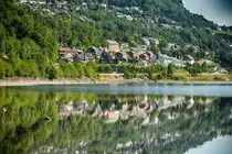 Blick auf Vossavangen (Norwegen) von Europastra�e 16 westlich der Stadt. Im Vordergrund ist Vangsvatnet zu sehen. Aufnahme: 12. Juli 2018.